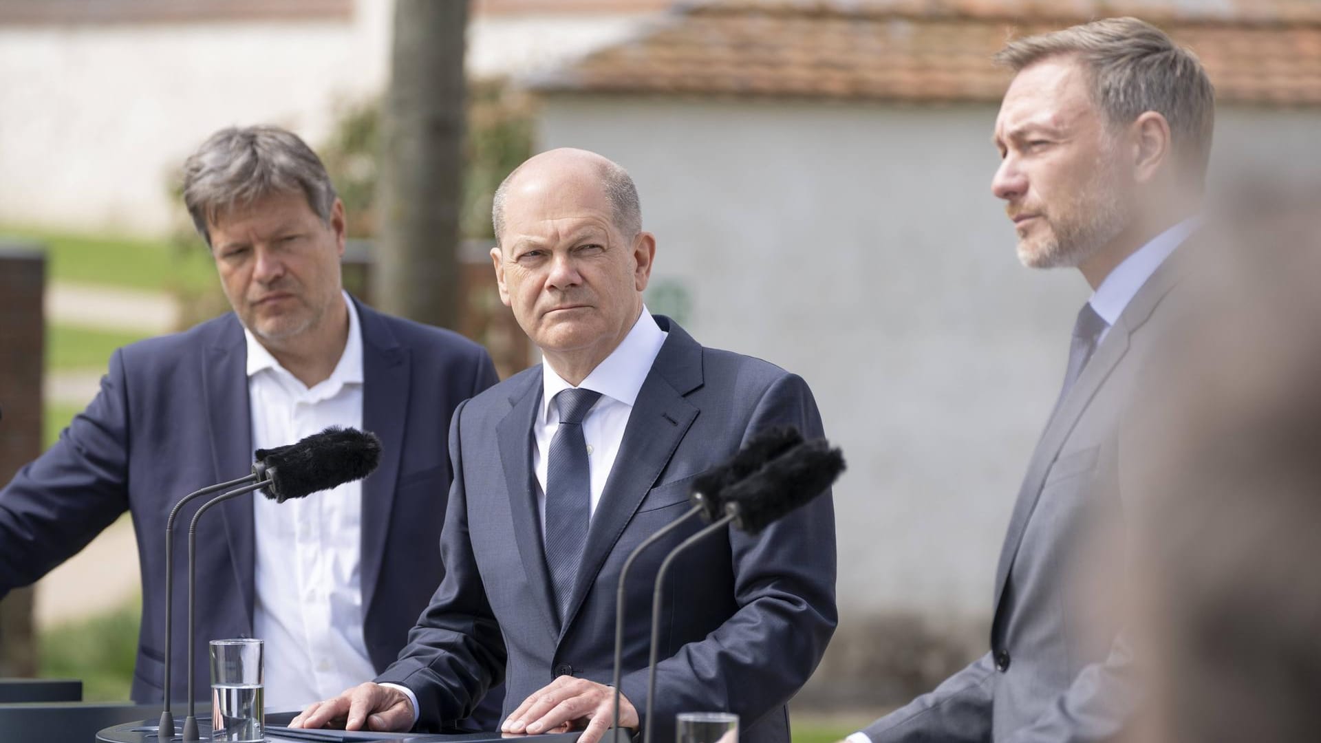 Robert Habeck, Olaf Scholz und Christian Lindner bei der letzten Klausur auf Schloss Meseberg.