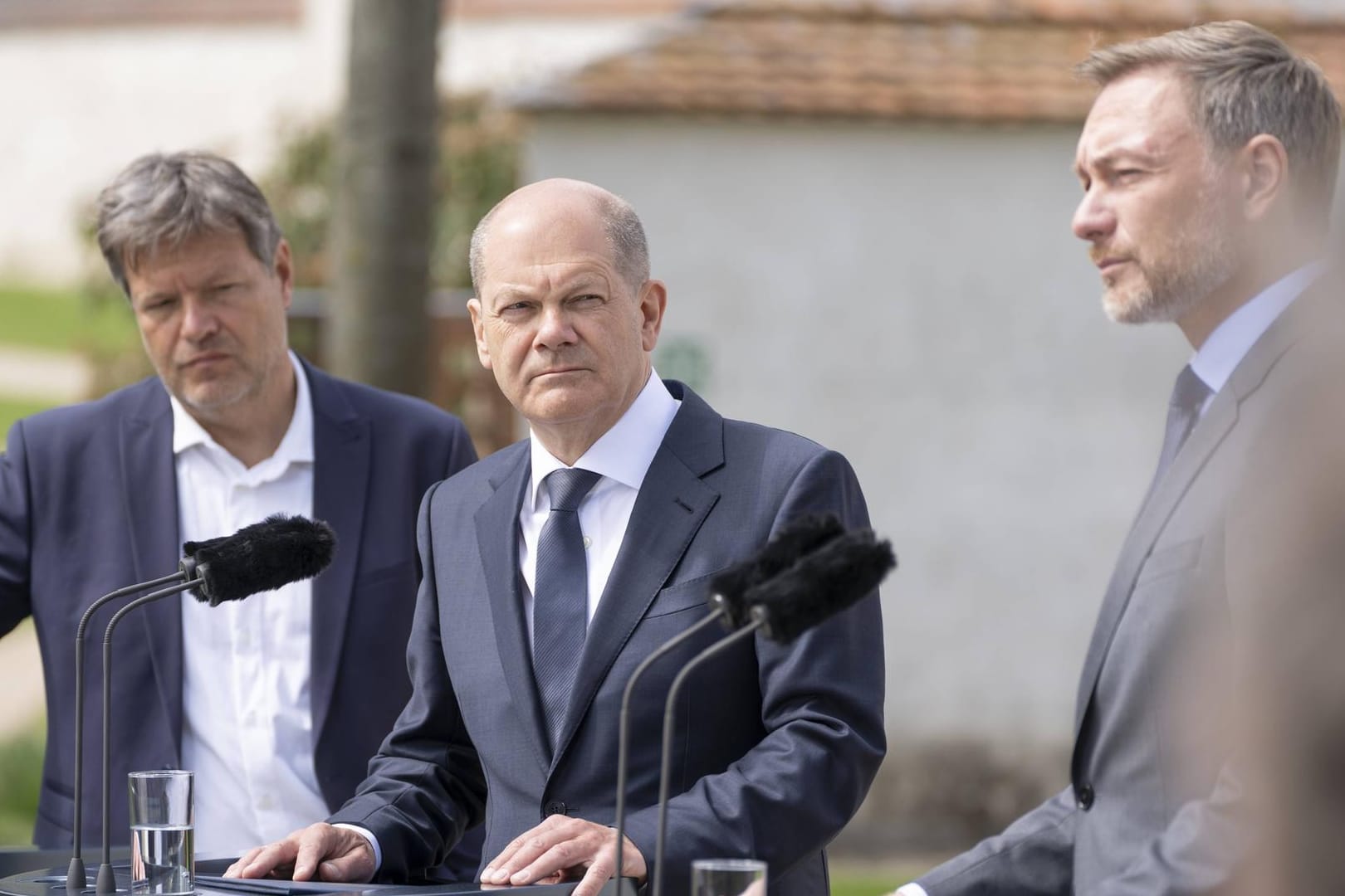 Robert Habeck, Olaf Scholz und Christian Lindner bei der letzten Klausur auf Schloss Meseberg.