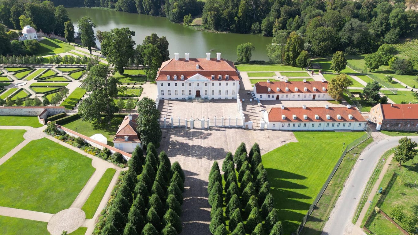 Schloss Meseberg liegt 60 Kilometer nördlich von Berlin-Mitte.