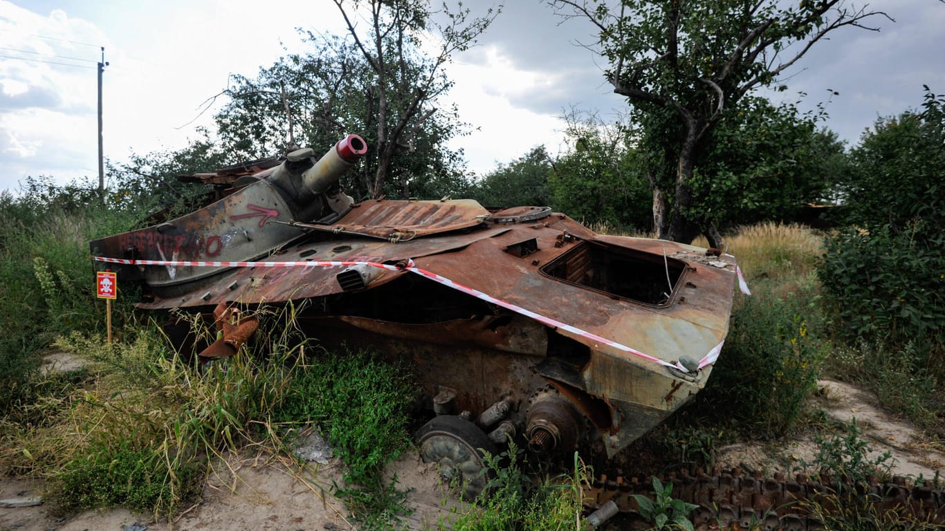 Ein zerstörter russischer Panzer, in der Nähe von Kiew.