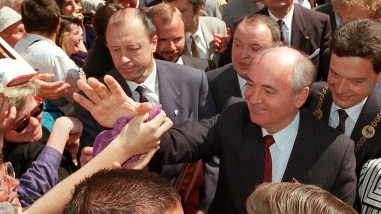 Michail Gorbatschow (Mitte) und seine Frau Raissa (r.) inmitten einer begeisterten Menschenmenge auf dem Bonner Marktplatz am 13. Juni 1989.