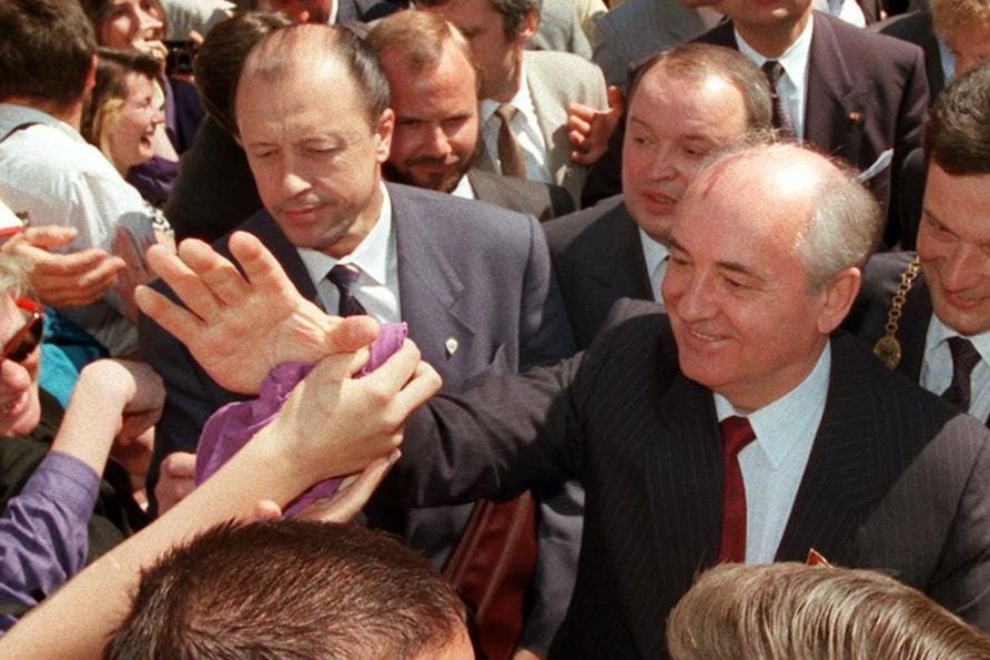 Michail Gorbatschow (Mitte) und seine Frau Raissa (r.) inmitten einer begeisterten Menschenmenge auf dem Bonner Marktplatz am 13. Juni 1989.