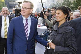 Sahra Wagenknecht und Bodo Ramelow 2015: Mittlerweile grenzt sich der thüringische Ministerpräsident scharf von der ehemaligen Fraktionschefin ab.