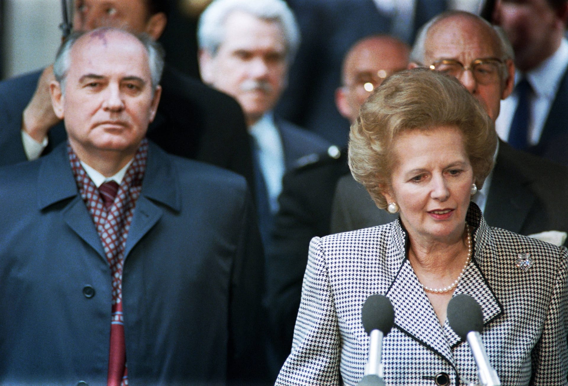 Im Laufe der Jahre steigt Gorbatschow in der Hierarchie der Kommunistischen Partei immer weiter auf. Am 11. März 1985 ist es dann so weit: Er wird Generalsekretär des Zentralkomitees. Zu westlichen Politikern wie Margaret Thatcher baut er ein vertrauensvolles Verhältnis auf.