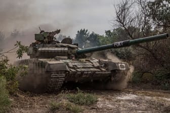 Ein ukrainischer Panzer: Die Kämpfe in den Kriegsgebieten sind weiter intensiv, sagt Präsident Selenskyj.