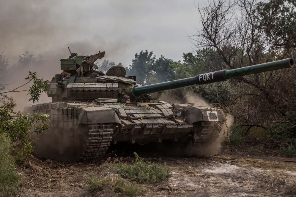 Ein ukrainischer Panzer: Aufgrund der Wetterlage in der Ukraine, werden Offensiven im Herbst unwahrscheinlicher werden.