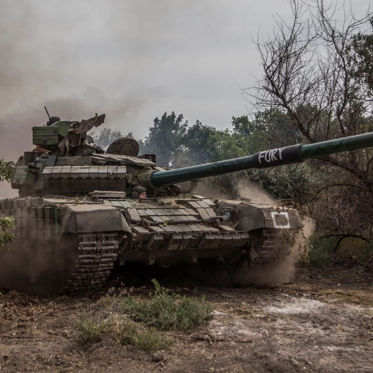 Ein ukrainischer Panzer: Aufgrund der Wetterlage in der Ukraine, werden Offensiven im Herbst unwahrscheinlicher werden.