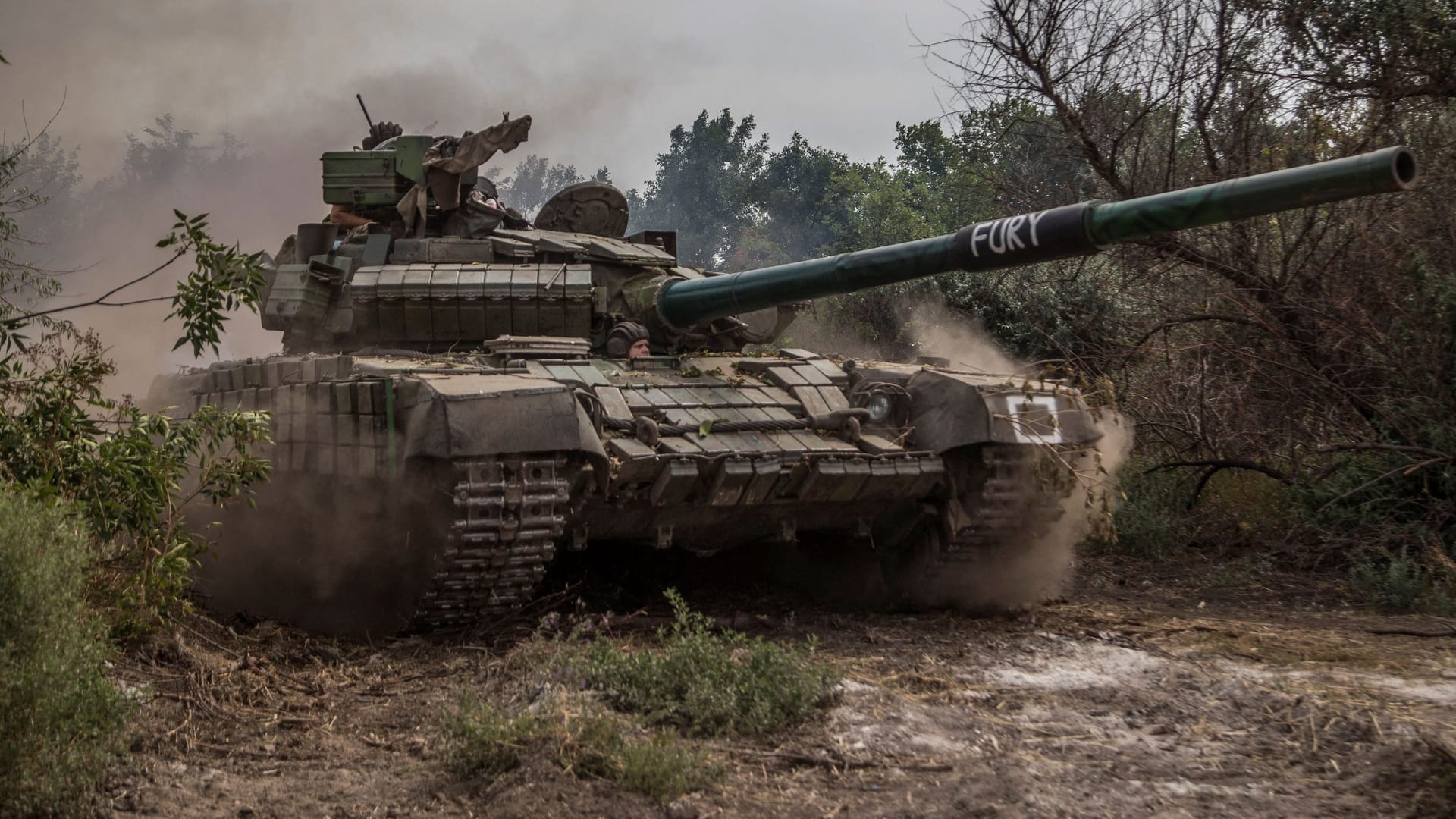 Ein ukrainischer Panzer: Die Kämpfe in den Kriegsgebieten sind weiter intensiv, sagt Präsident Selenskyj.