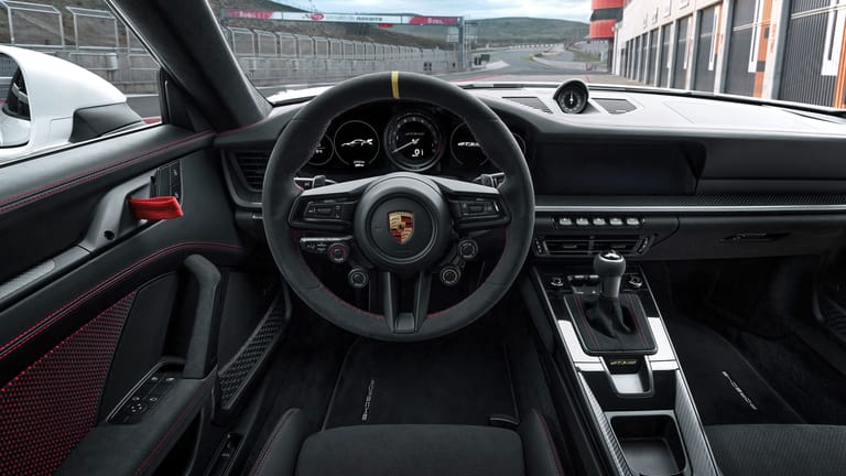 Innenraum: Statt klassischer Türgriffe gibt es beim Porsche 911 GT3 RS Textilschlaufen zum Entriegeln.