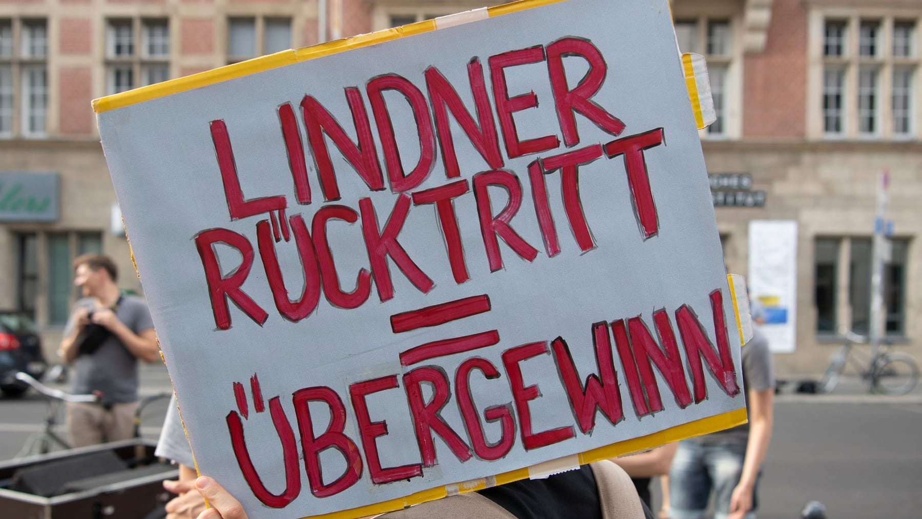 Berlin: Demonstrierende Fordern Christian Lindners Rücktritt Vor FDP ...