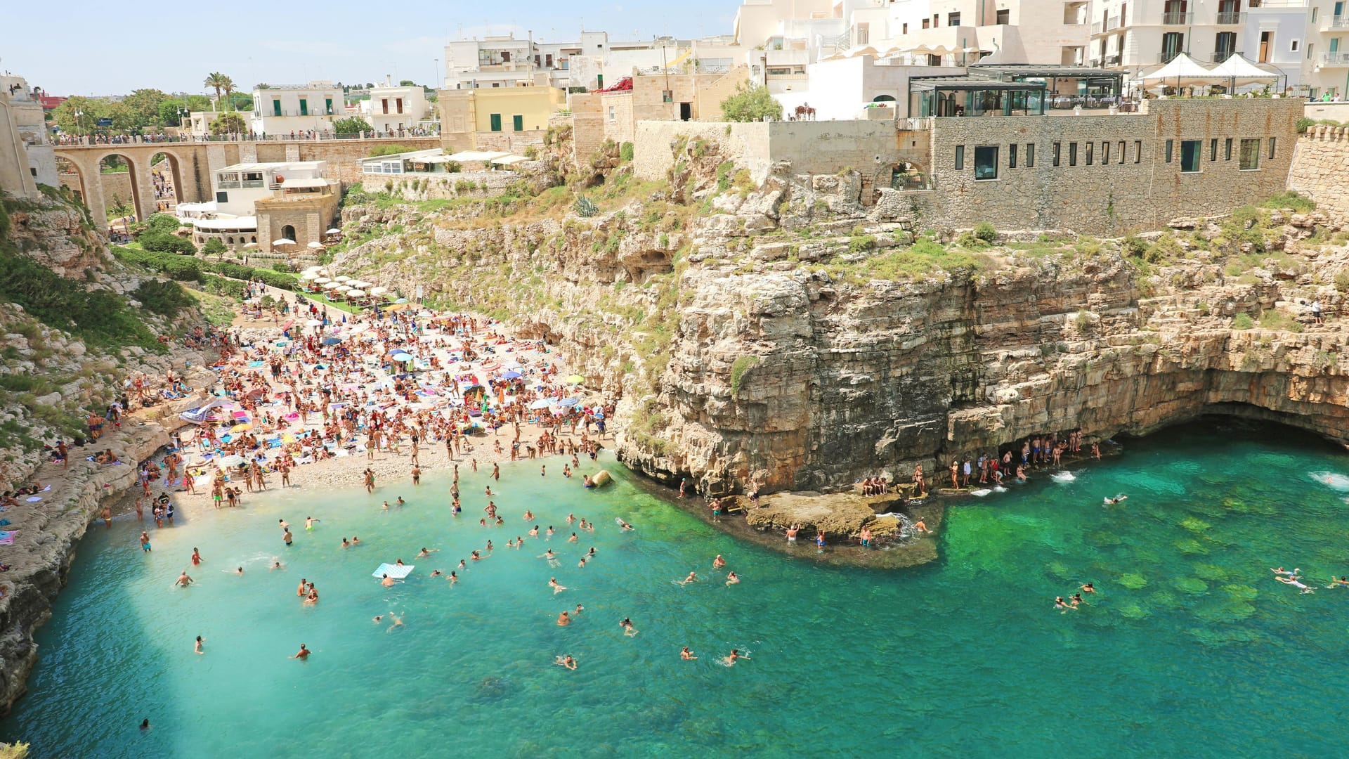 Polignano a Mare: Apulien ist ein beliebtes September-Reiseziel.