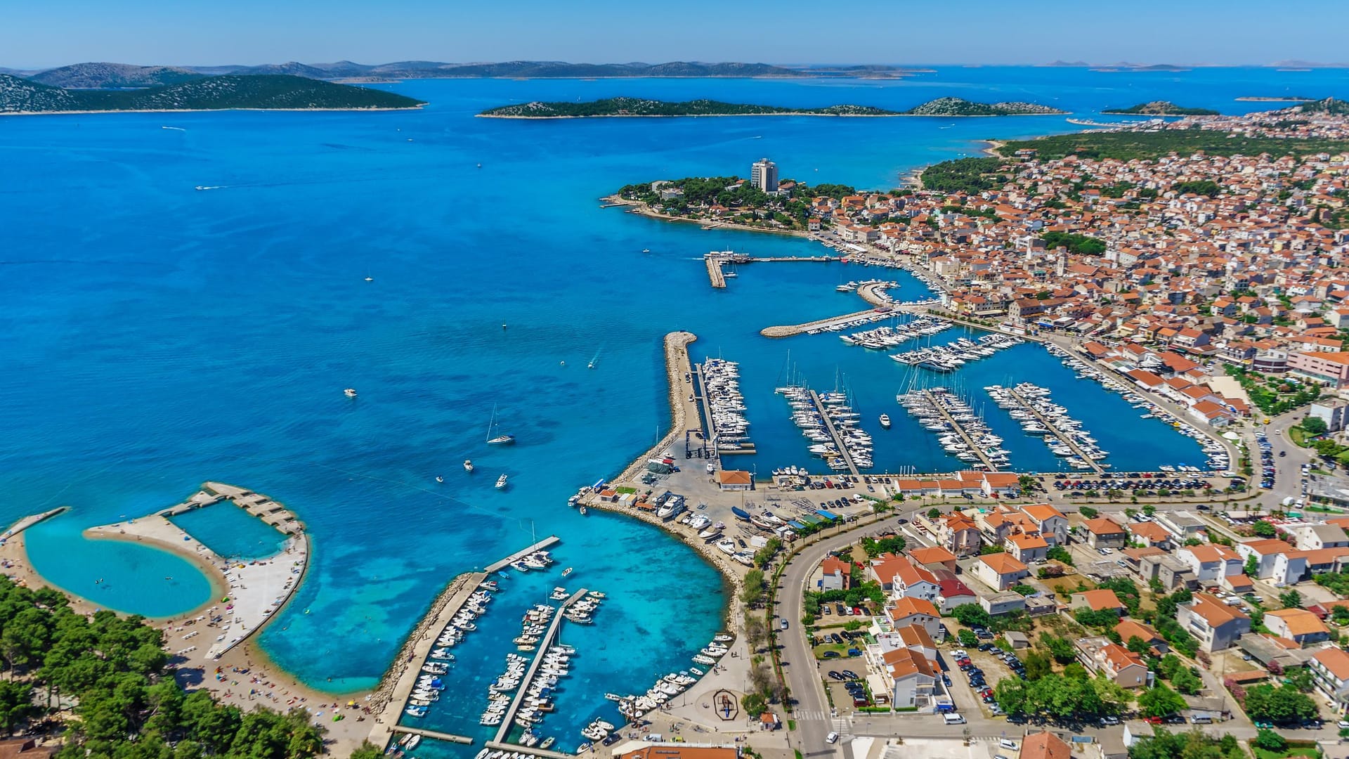 Die Stadt Vodice ist das bekannteste Touristenzentrum im Landkreis Šibenik-Knin. Unter anderem wegen der zahlreichen schönen Strände ist es beliebt.