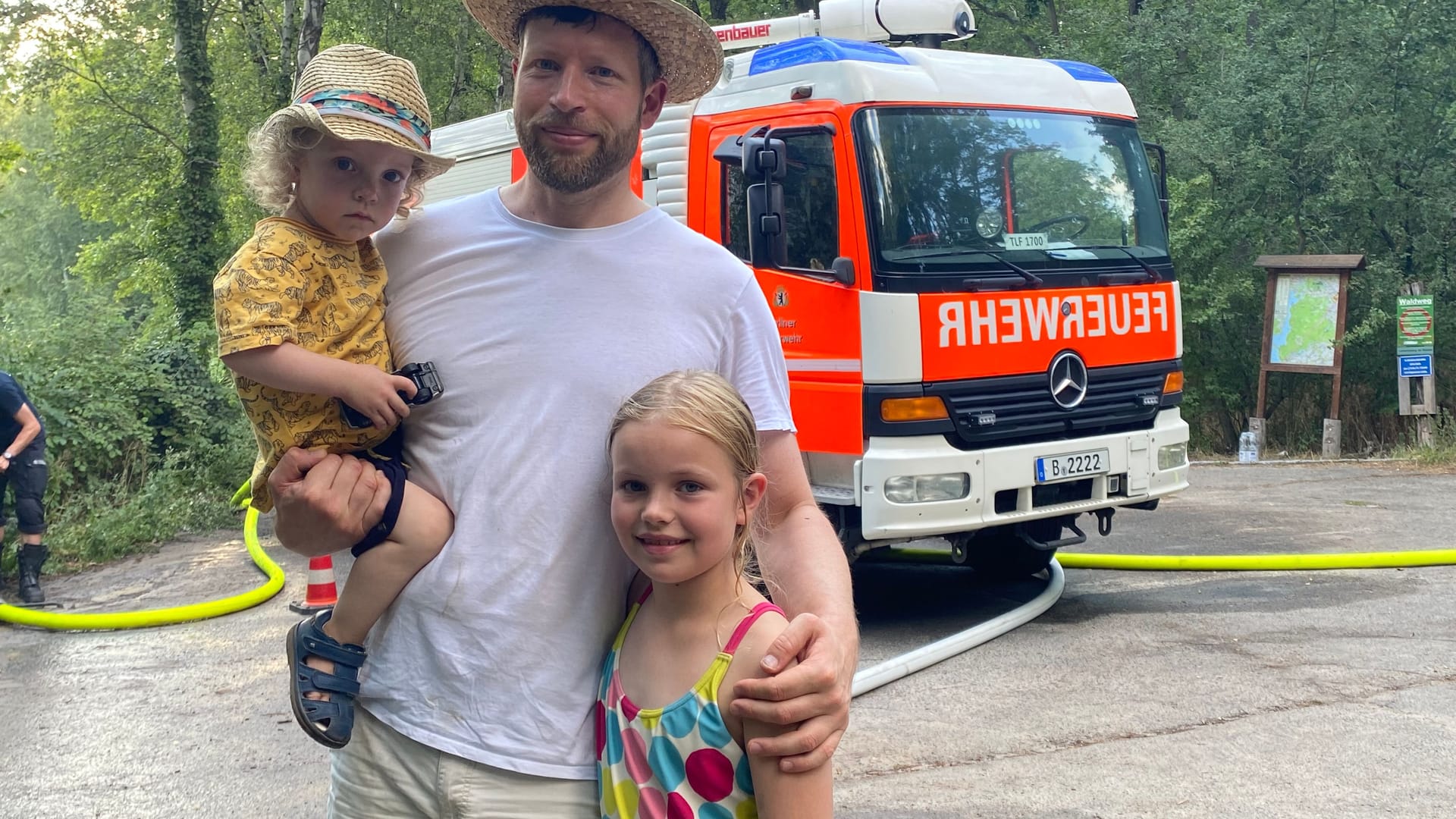 Robin mit Rasmus, 2, und Lovis, 7: Der Vater macht sich anlässlich vermehrt auftretender Waldbrände Sorge um die Zukunft.