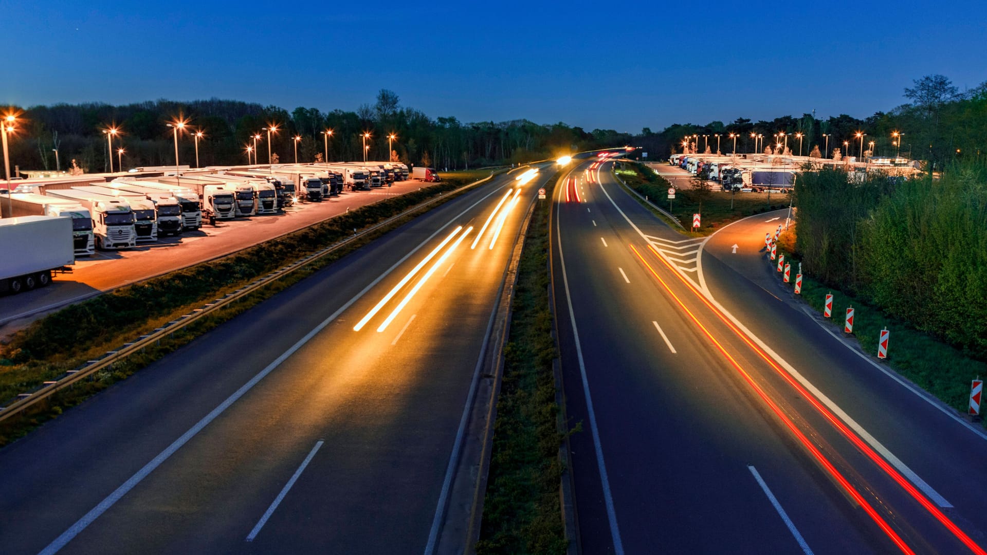 Rastplatz an Autobahn (Symbolbild): Als ein 36-Jähriger die A6 überqueren wollte, starb er. Rastplatz an Autobahn (Symbolbild): Als ein 36-Jähriger die A6 überqueren wollte, starb er.
