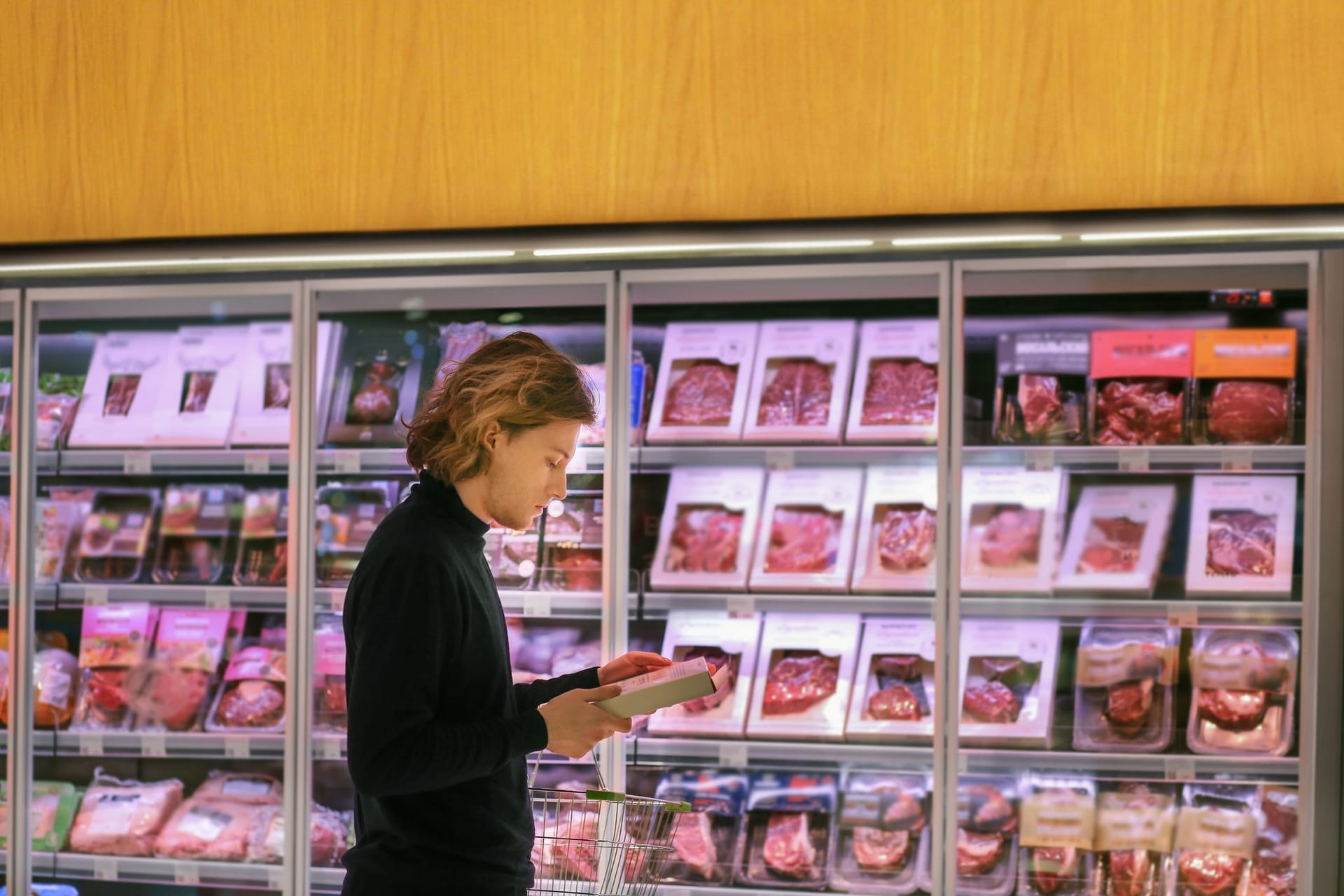 Wurst- und Fleischwaren: Wer den Wassergehalt eines Produkts erfahren möchte, wird nicht immer auf der Zutatenliste fündig.