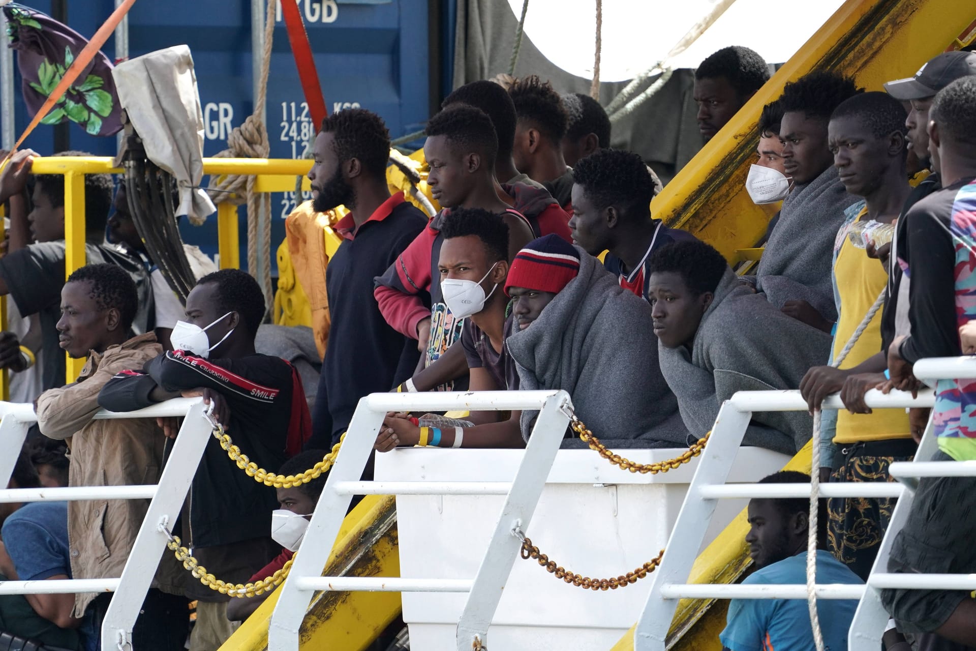 Schiffbrüchige auf der "Sea Eye 4" im Juni bei der Ankunft in Italien: Die Seenotrettung liegt in der Hand freiwilliger Helfer, eine staatliche gibt es nicht.