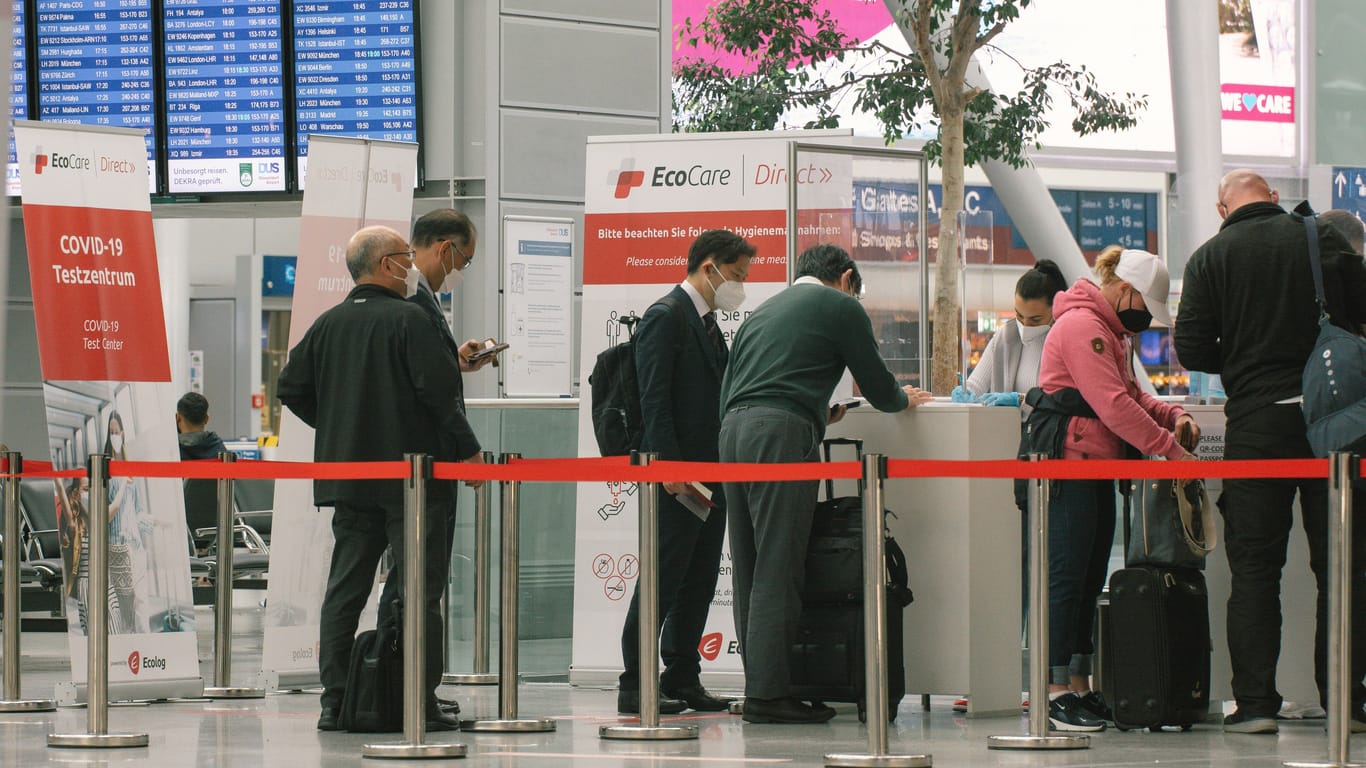Reisende am Flughafen Düsseldorf (Symbolbild): Die aktuell geltenden Corona-Einreisebestimmungen laufen im September aus.