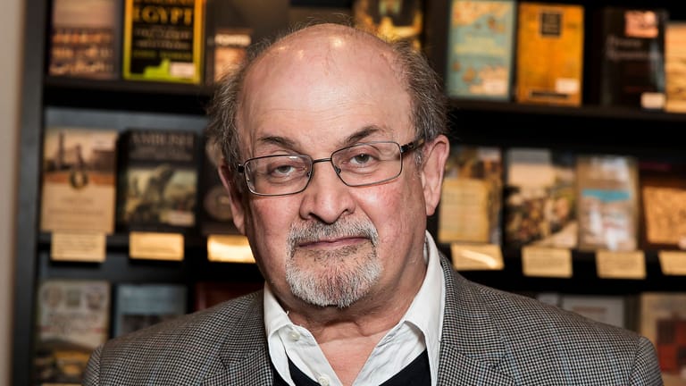 Salman Rushdie (Archivbild): Ende der Achtziger Jahre erhielt er Todesdrohungen aus dem Iran, stand jahrelang unter Polizeischutz.