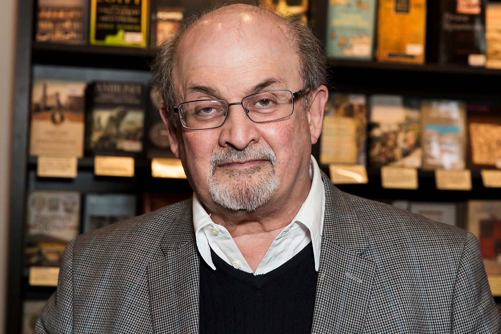 Salman Rushdie (Archivbild): Ende der Achtziger Jahre erhielt er Todesdrohungen aus dem Iran, stand jahrelang unter Polizeischutz.