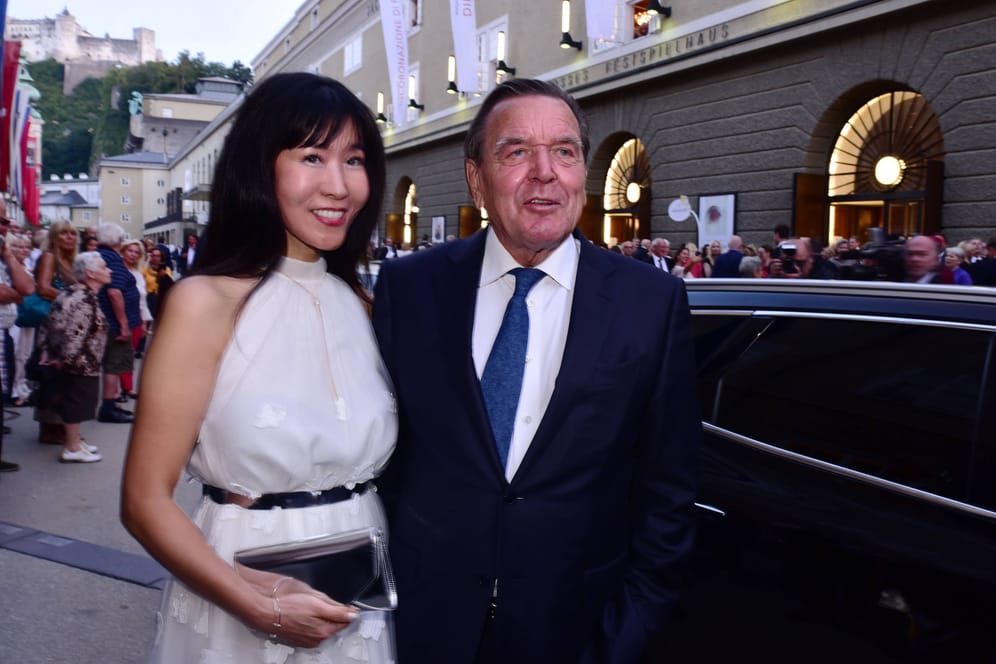 Altkanzler Gerhard Schröder mit Ehefrau Soyeon Kim (Archivfoto): Die eigene Partei will ihn loswerden.