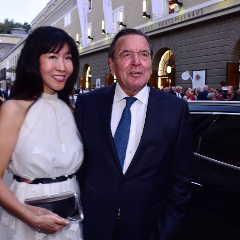 Altkanzler Gerhard Schröder mit Ehefrau Soyeon Kim (Archivfoto): Die eigene Partei will ihn loswerden.