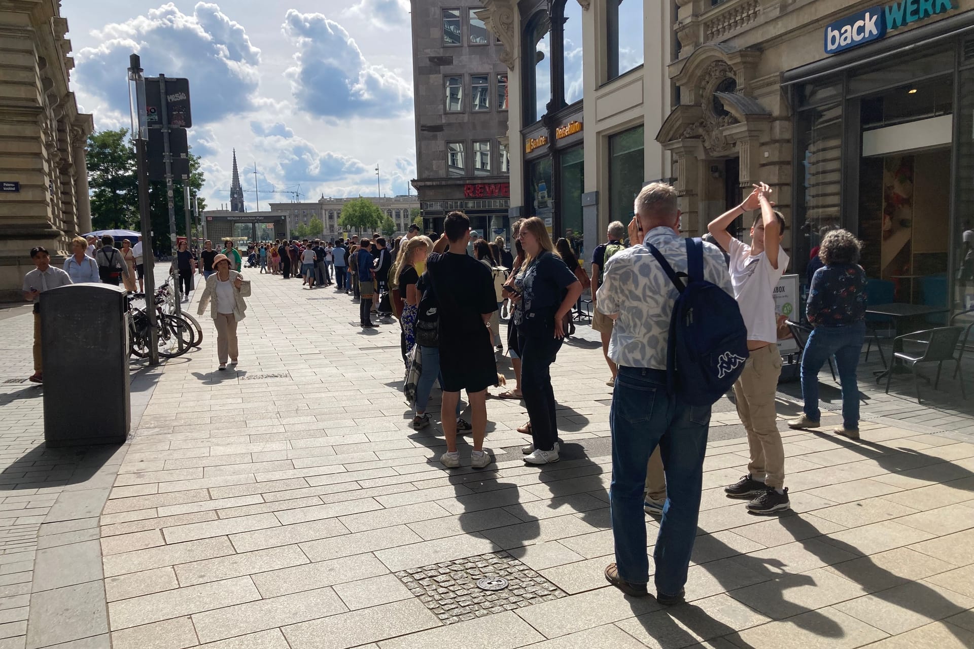 Riesenschlangen in Leipzig: Vor dem Ende des 9-Euro-Tickets