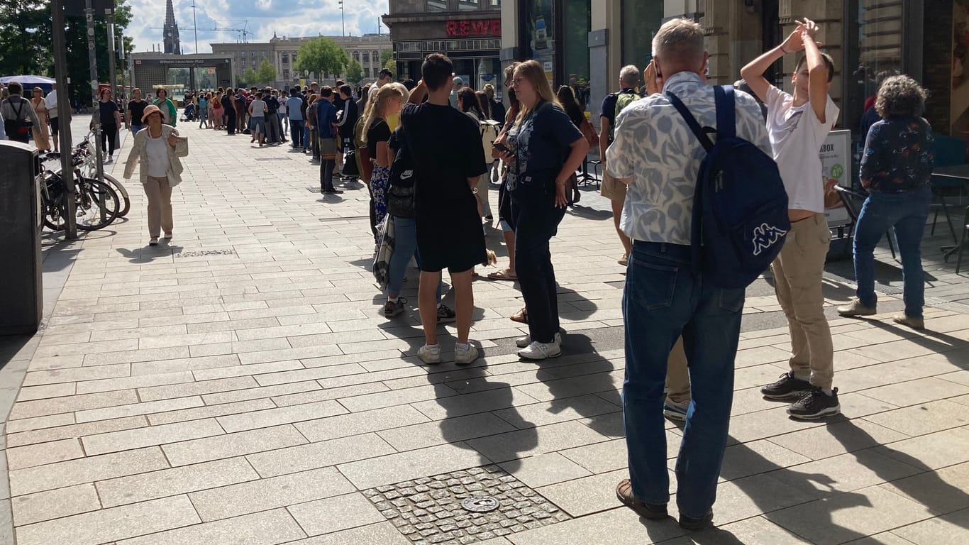 Riesenschlangen in Leipzig: Vor dem Ende des 9-Euro-Tickets