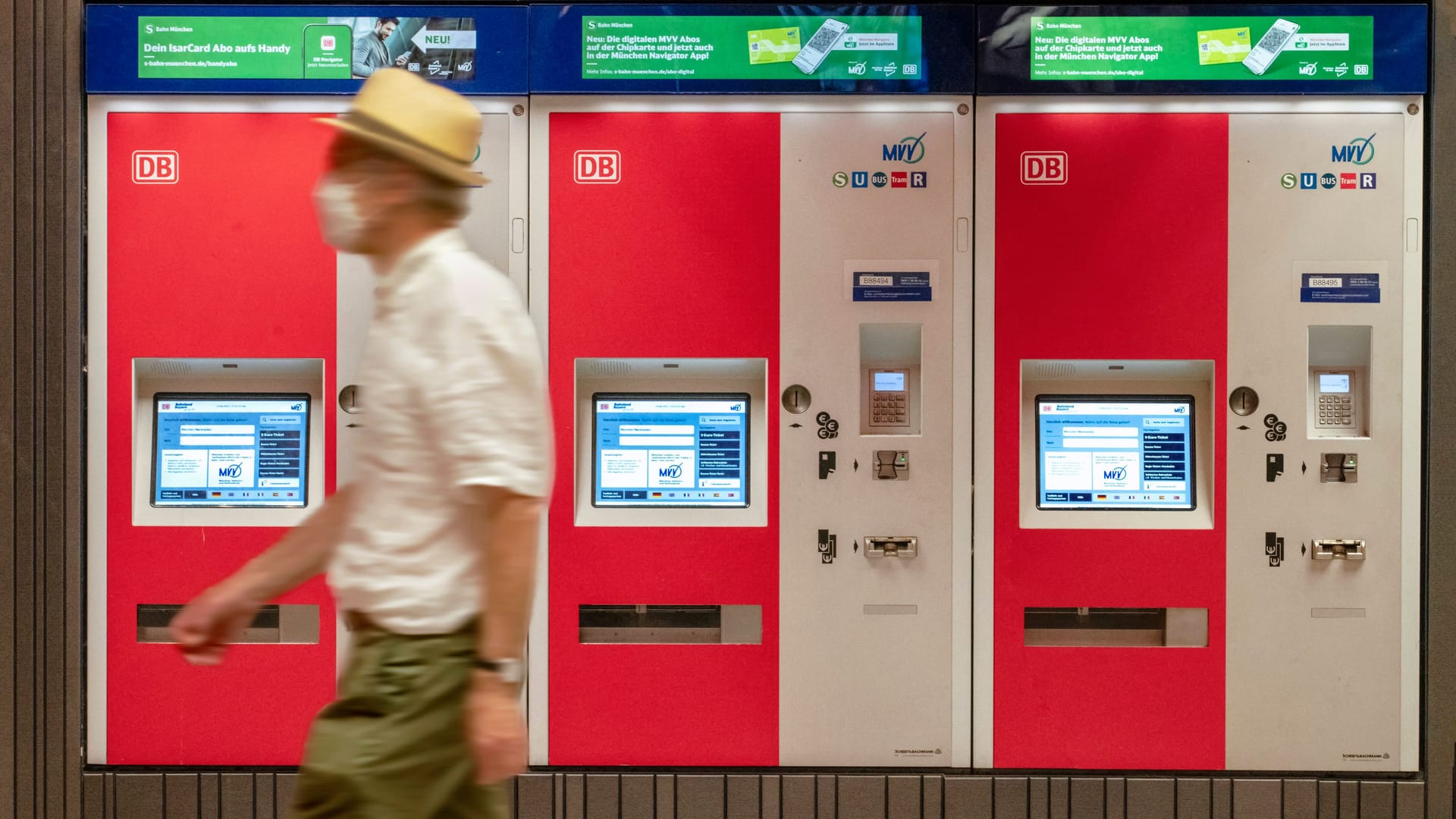 Fahrschein-Automaten (Symbolfoto): In München arbeite MVV und MVG an der Umsetzung des 49-Euro-Tickets.