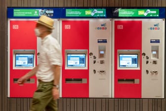 Fahrschein-Automaten (Symbolfoto): In München arbeite MVV und MVG an der Umsetzung des 49-Euro-Tickets.