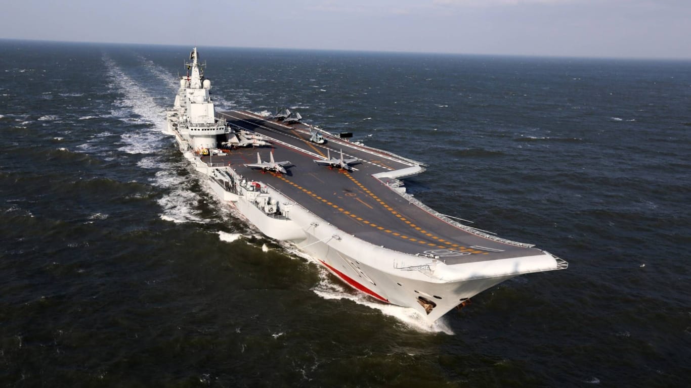 Ein chinesischer Flugzeugträger (Symbolbild) China hat nach der Landung von Nancy Pelosi in Taiwan Manöver angekündigt.