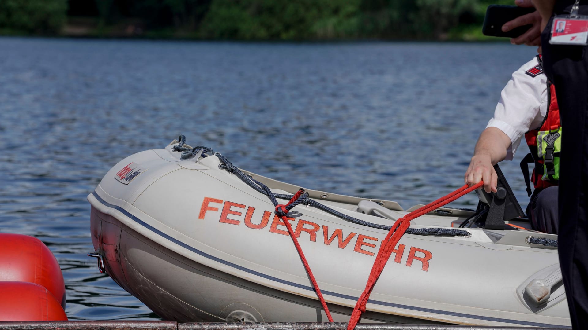 Die Feuerwehr auf dem Wasser (Symbolbild): Die Einsatzkräfte konnten nicht mehr helfen. Die Feuerwehr auf dem Wasser (Symbolbild): Die Einsatzkräfte konnten nicht mehr helfen.