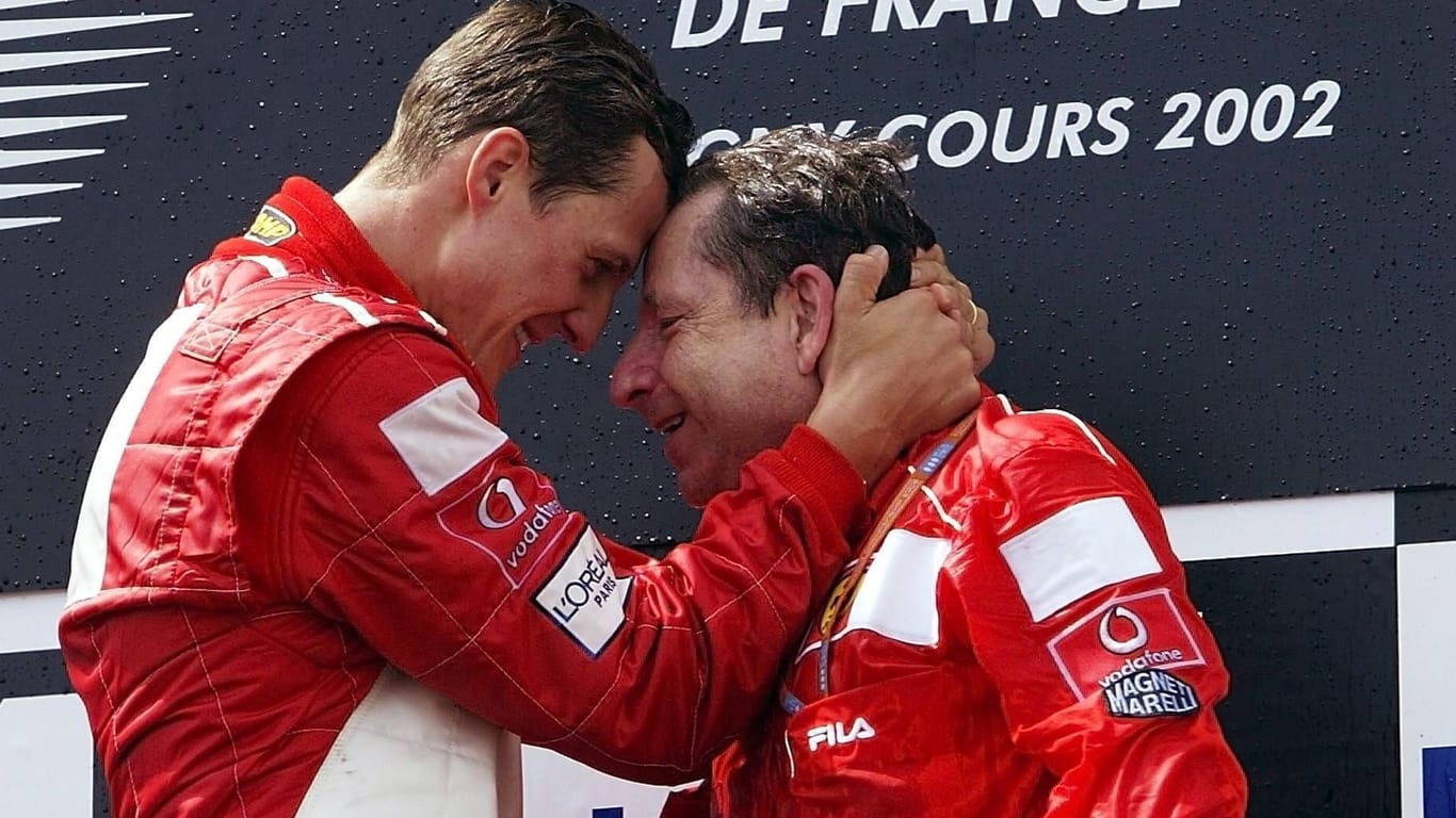 Michael Schumacher (l.) und Jean Todt: Der frühere Teamchef der Scuderia ist auch heute noch eng mit den Schumachers verbunden.