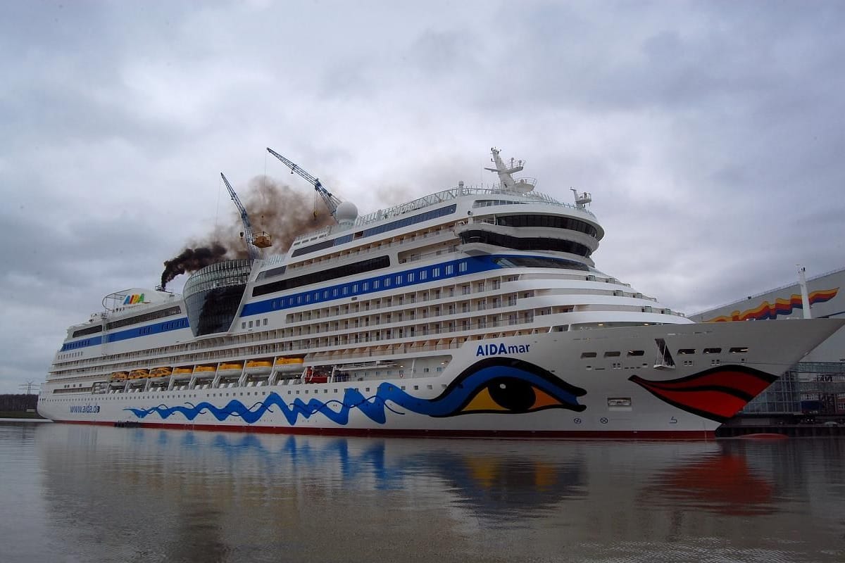 Rauch über einem Schiff der AIDA-Flotte (Archivbild).