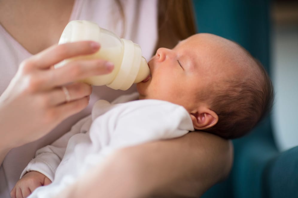 Säugling per Flasche füttern: Babynahrung sollte besonders gesund und frei von schädlichen Stoffen sein.