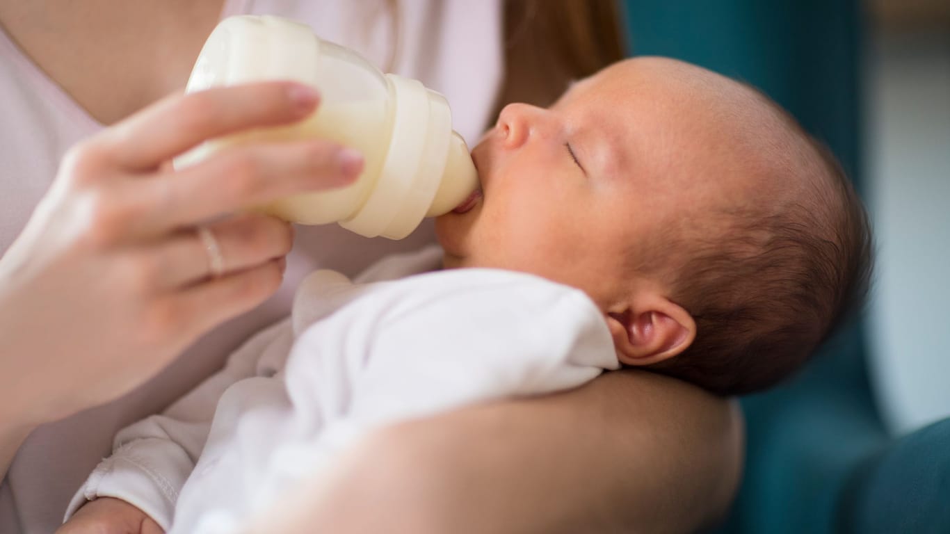 Säugling per Flasche füttern: Babynahrung sollte besonders gesund und frei von schädlichen Stoffen sein.