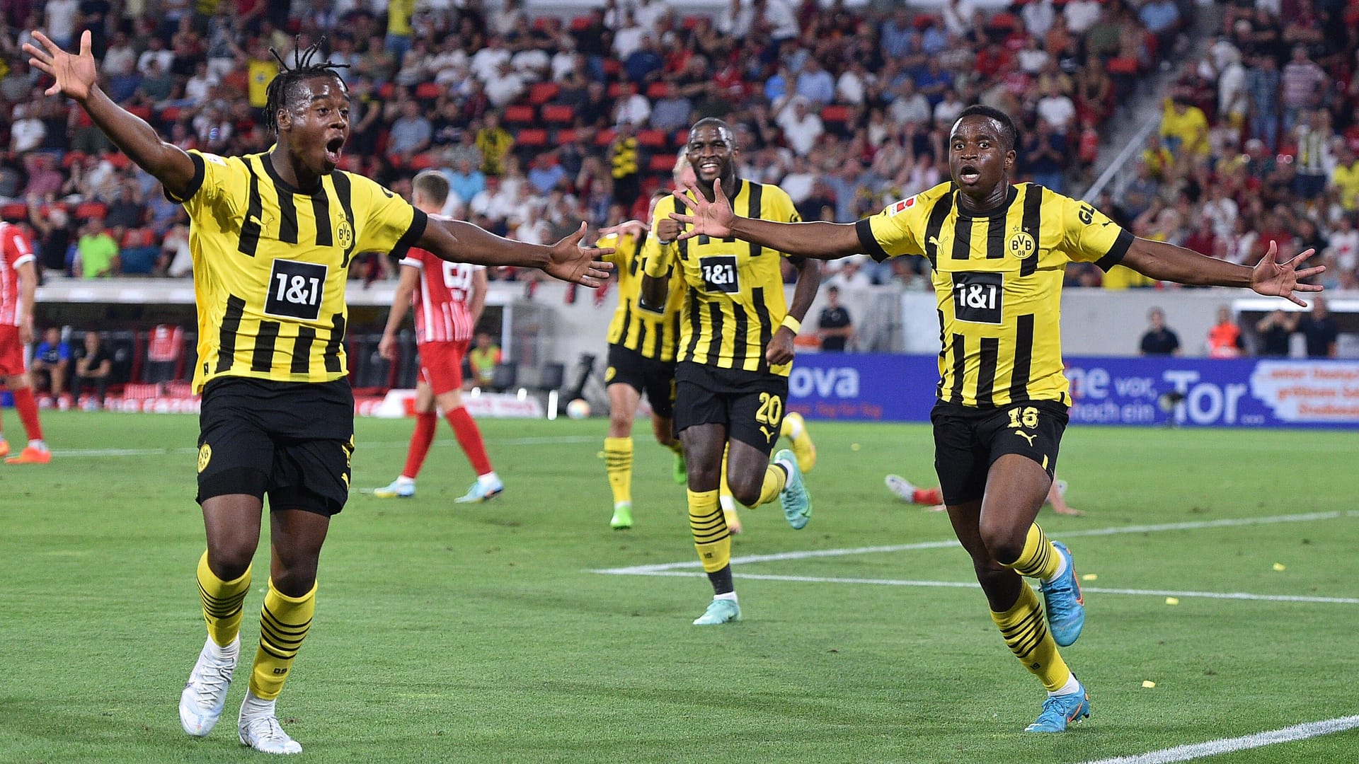 Jamie Bynoe-Gittens (l.) und Youssoufa Moukoko: Der Tempodribbler bleibt dem BVB noch eine Weile erhalten. Jamie Bynoe-Gittens (l.) und Youssoufa Moukoko: Der Tempodribbler bleibt dem BVB noch eine Weile erhalten.