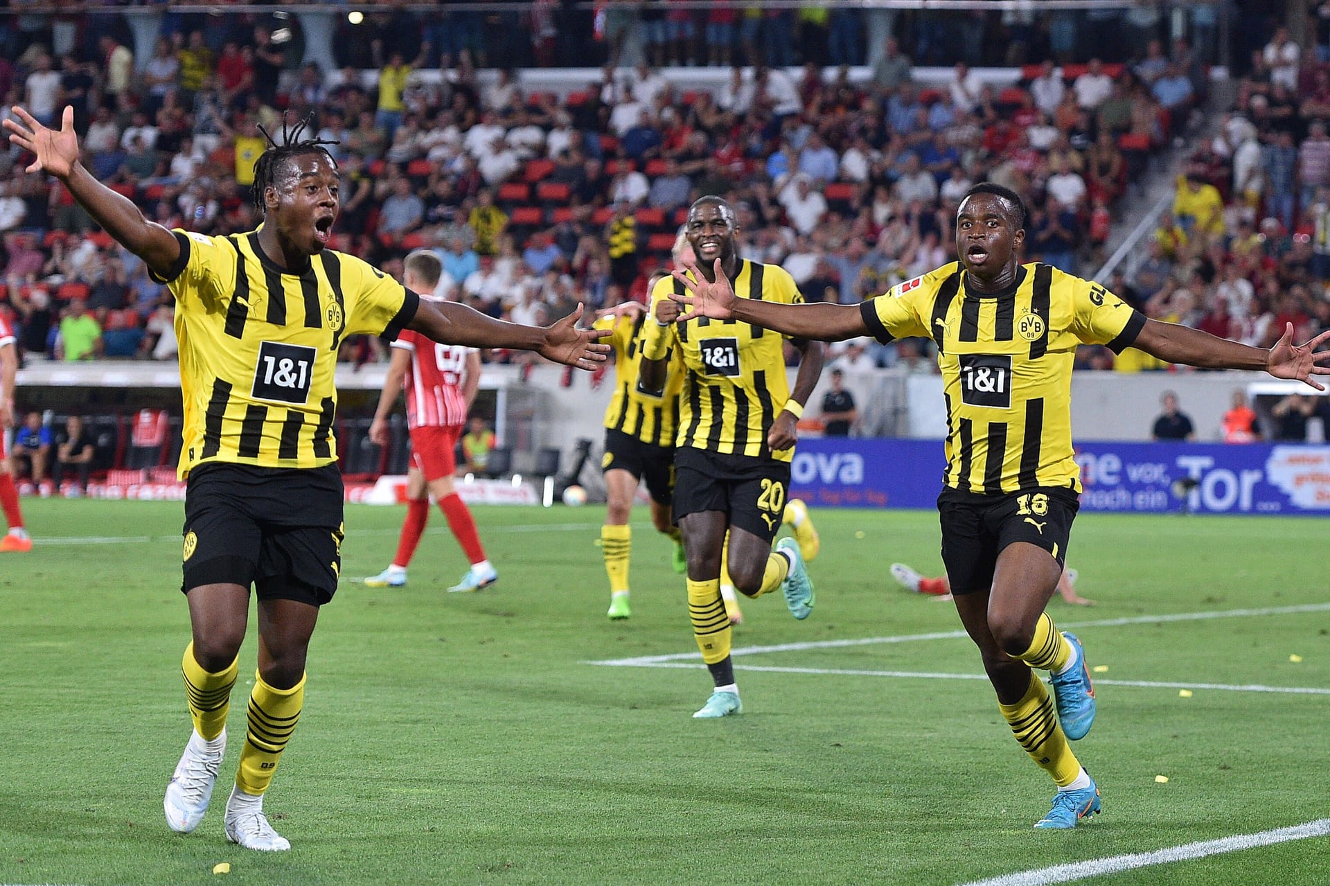 Jamie Bynoe-Gittens (l.) und Youssoufa Moukoko: Der Tempodribbler bleibt dem BVB noch eine Weile erhalten.
