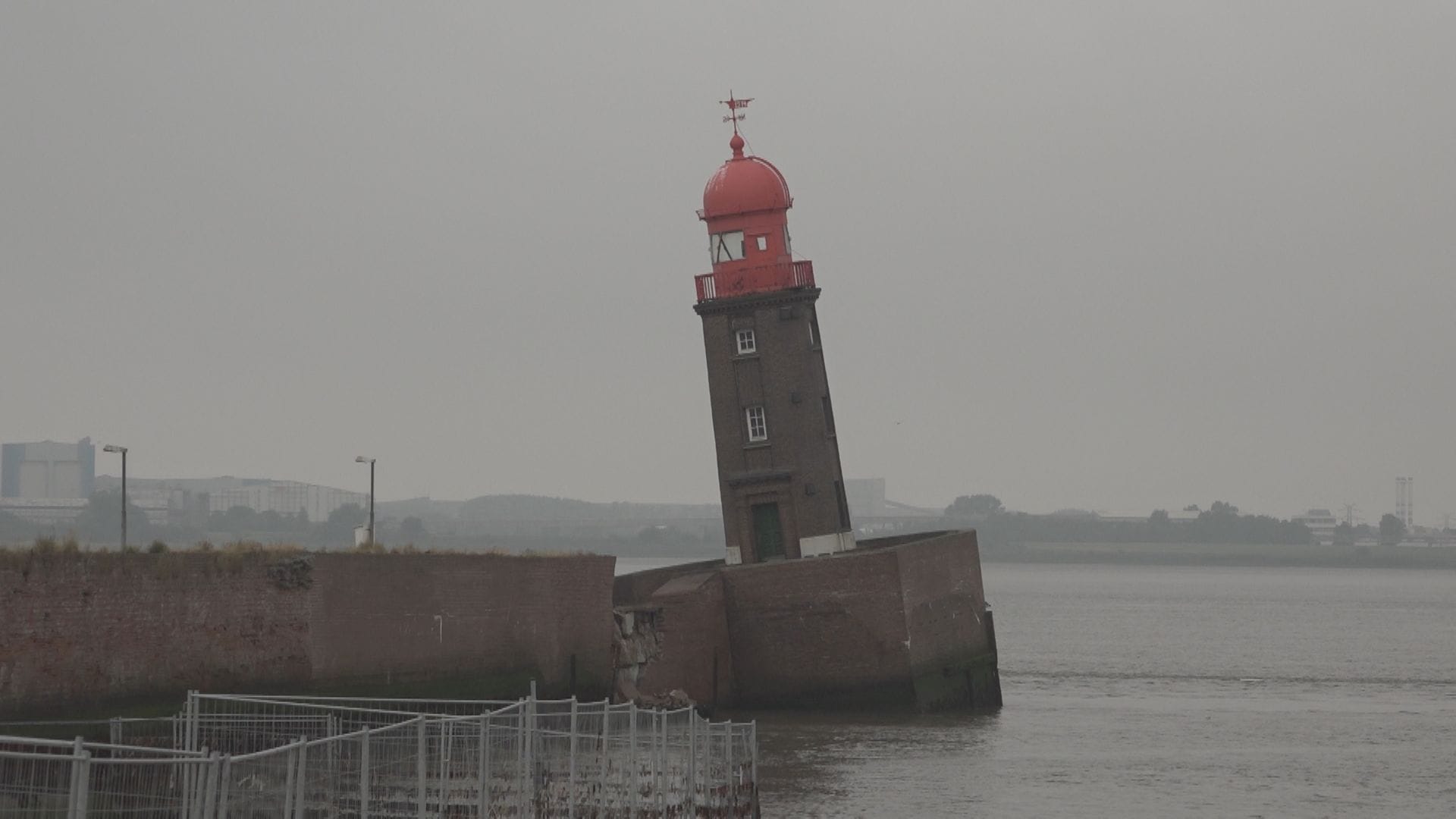 Der Leuchtturm an der Nordmole in Bremerhaven ist in Schieflage geraten.