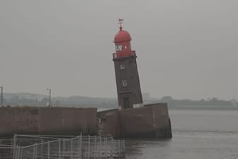 Der Leuchtturm an der Nordmole in Bremerhaven ist in Schieflage geraten.