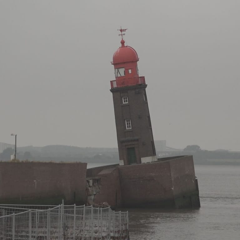 Der Leuchtturm an der Nordmole in Bremerhaven ist in Schieflage geraten.