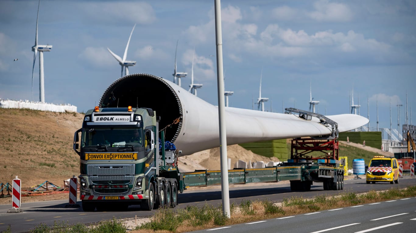Ein Schwerlaster auf dem Weg zu einer Windpark-Baustelle bei Rotterdam: Der Transport von Rotorblätter ist ein Akt - in Deutschland auch ein bürokratischer.