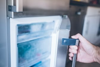 Kühl-Gefrier-Kombination: Bei Küchengeräten kann sich ein teures Modell besser auf die künftige Stromrechnung auswirken als ein teures.