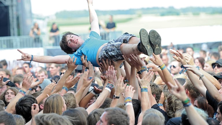 Crowdsurfer beim "Summer Breeze"-Festival (Archivbild): Szenen wie diese hat mancher auf dem diesjährigen mittelfränkischen Festival wohl bewusst ausgenutzt.