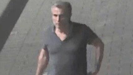 Der gesuchte Mann in der Nähe des Tatorts: Die Polizei bitte um Hinweise zu diesem Zeugen.