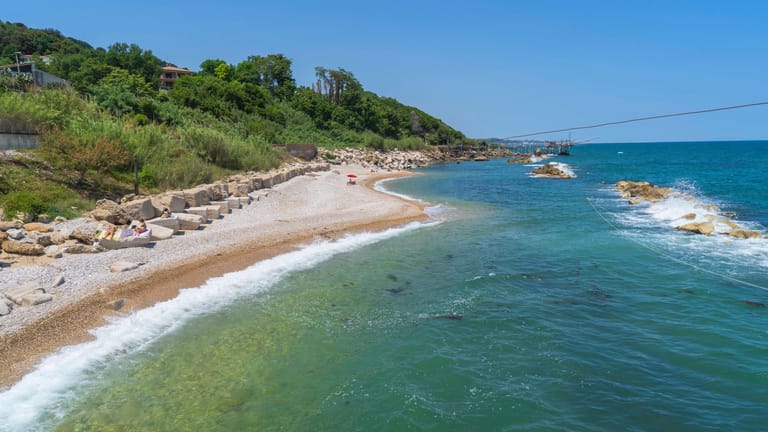 Der Strand bei San Vito Chietino in den Abruzzen: Rund 20 Kilometer ins Meer hinein zieht sich die Verbotszone für neue Öl- und Gasbohrungen um Italiens Küsten.