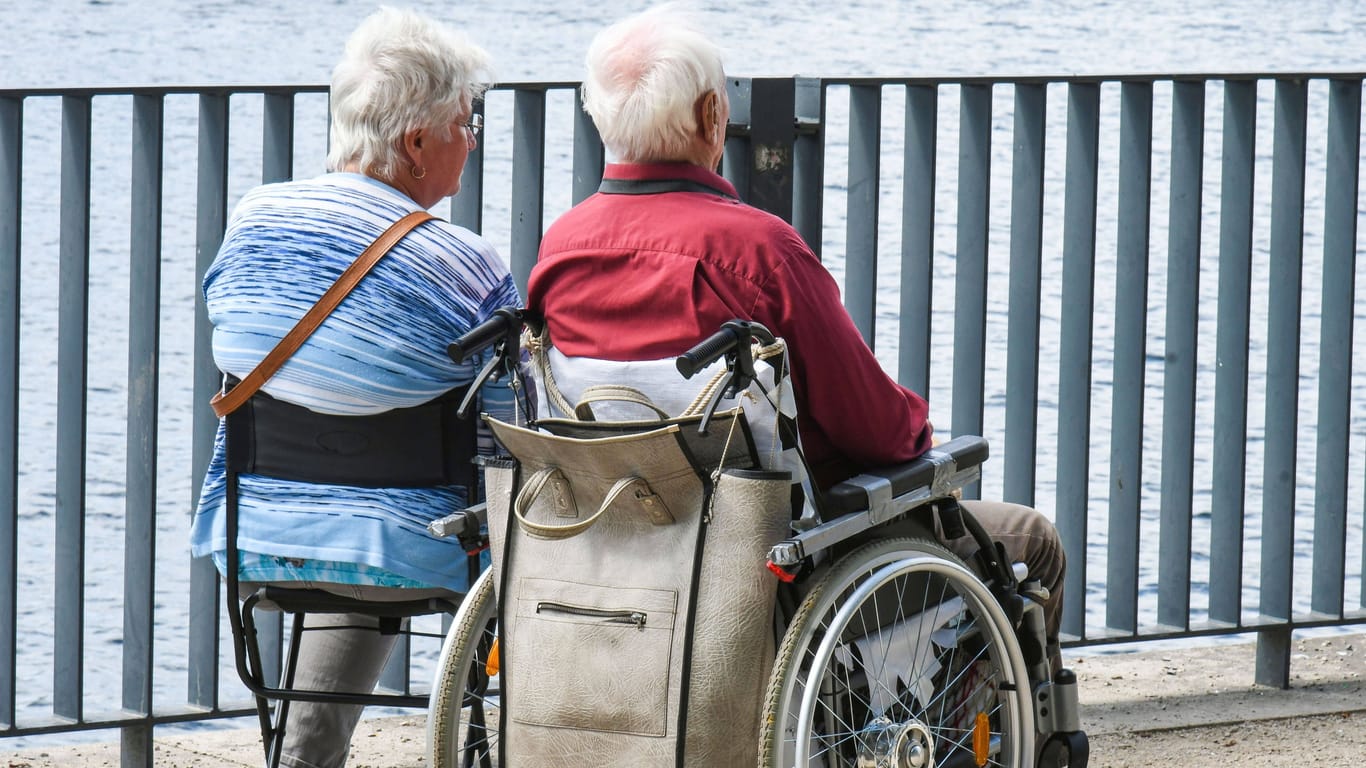 Zwei Senioren blicken aufs Wasser in Koepenick (Archivbild): Die Grundrente ist ein individueller Zuschlag zur Rente.
