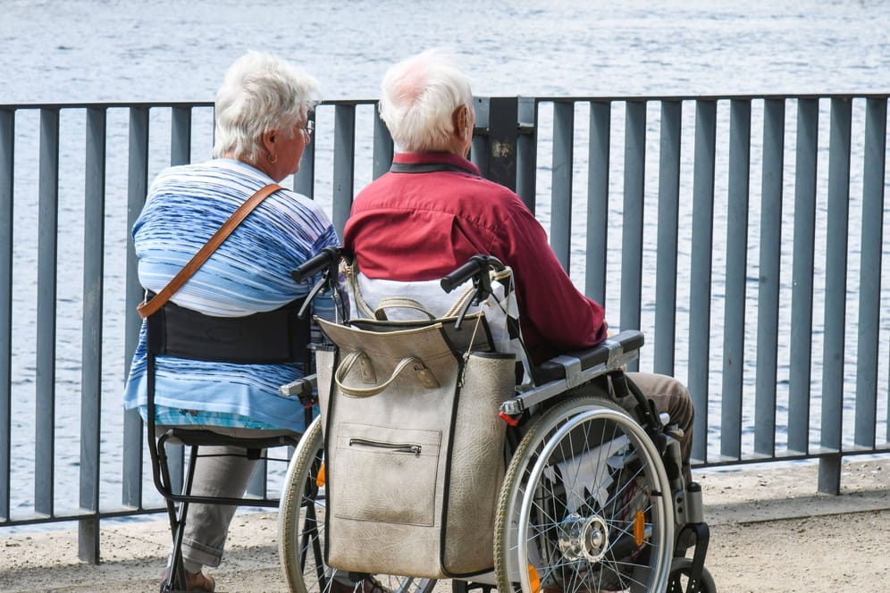 Zwei Senioren blicken aufs Wasser in Koepenick (Archivbild): Die Grundrente ist ein individueller Zuschlag zur Rente.