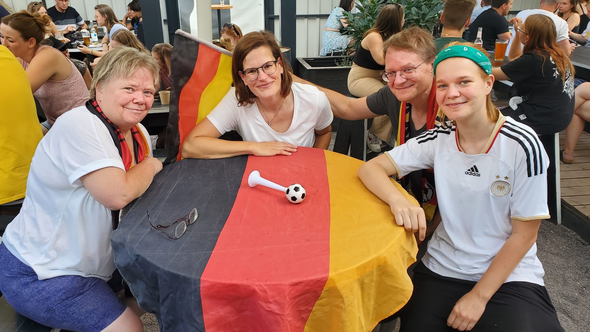 Sylvia Kümmele, Marion Dennert, Bernd Kümmele und Jessica Kümmele beim Public Viewing in Berlin.