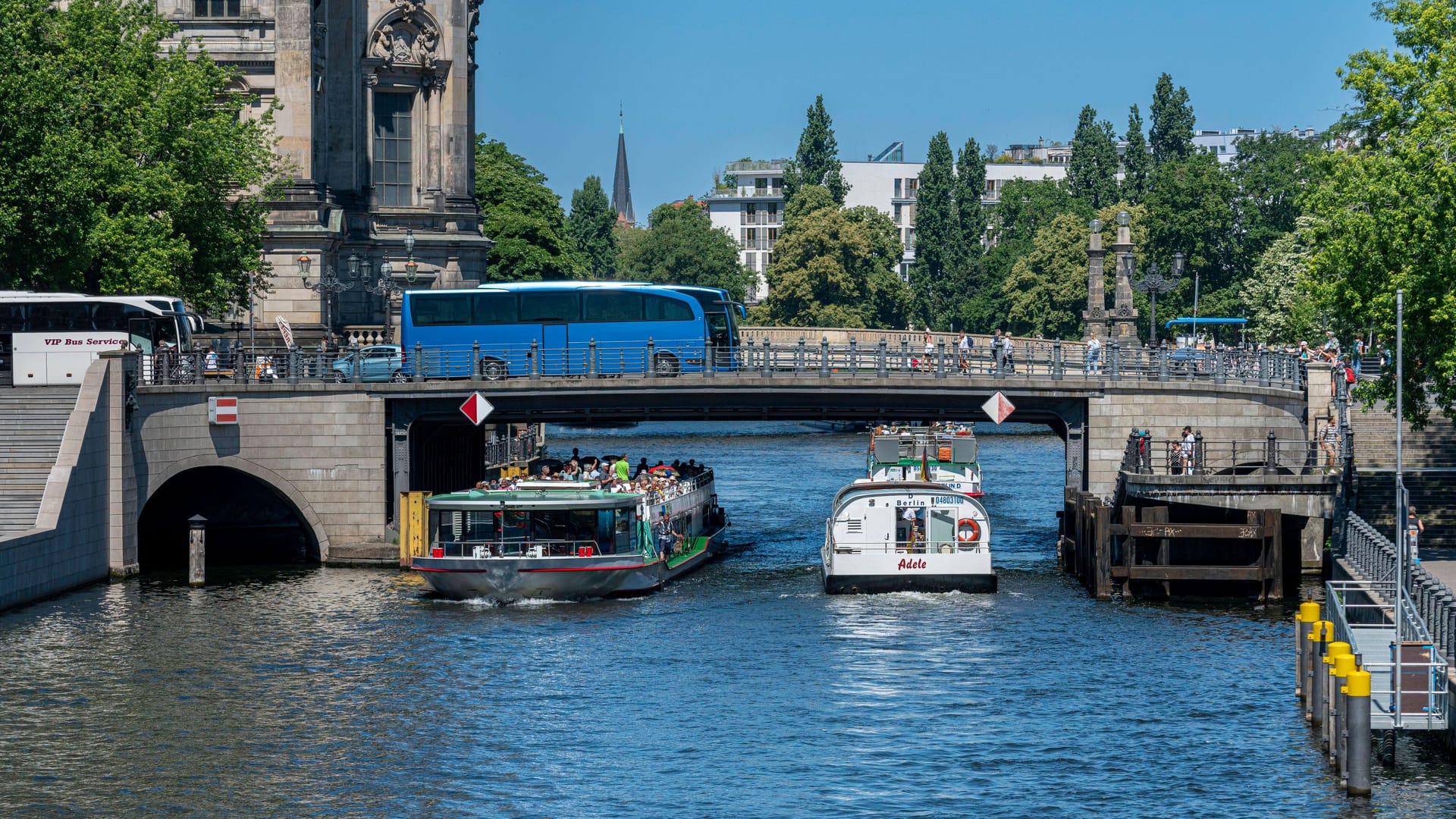 Ausflugsdampfer auf der Spree in Berlin (Symbolbild): Wegen anhaltender Trockenheit führt der Fluss derzeit wenig Wasser.