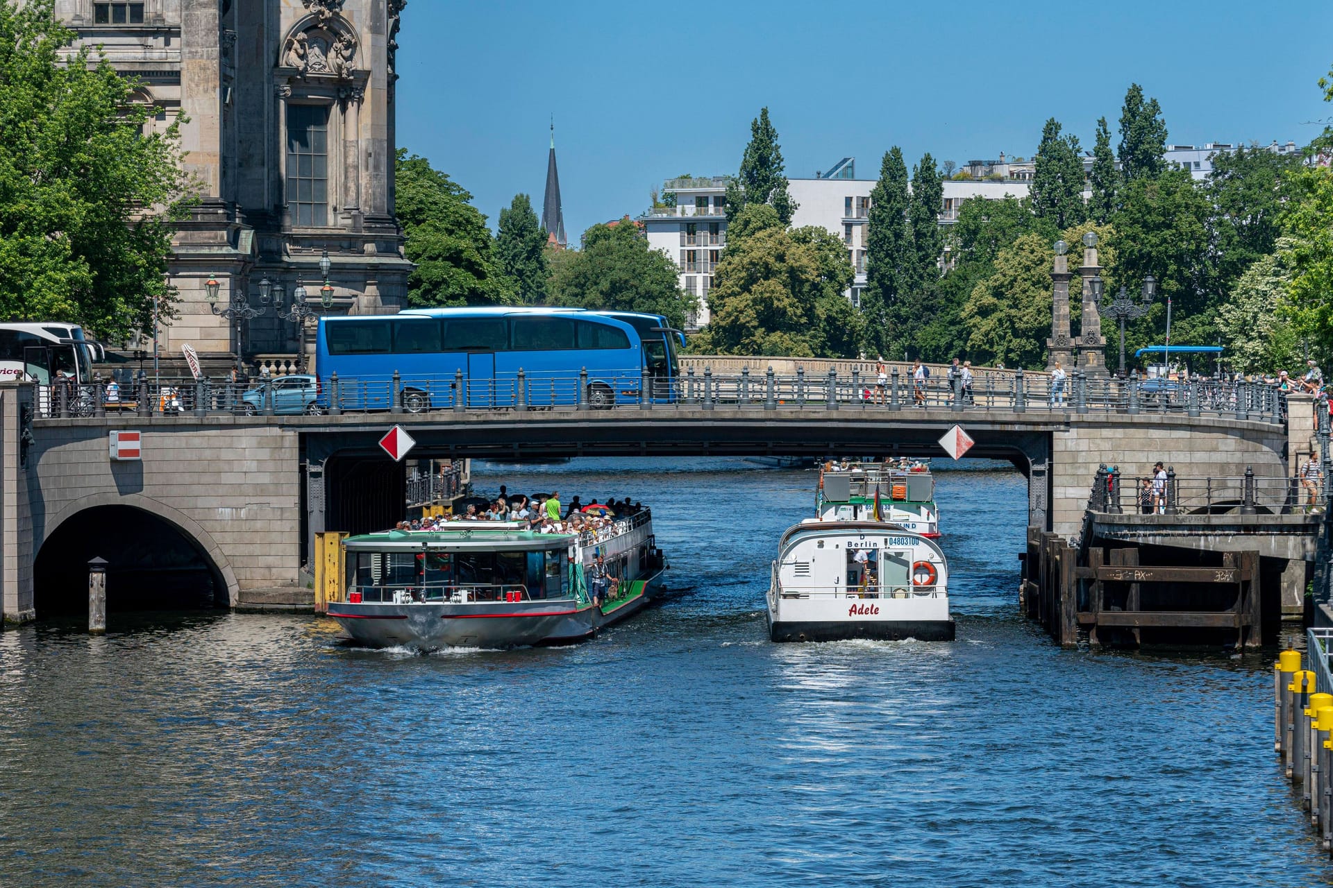 Ausflugsdampfer auf der Spree in Berlin (Symbolbild): Wegen anhaltender Trockenheit führt der Fluss derzeit wenig Wasser.